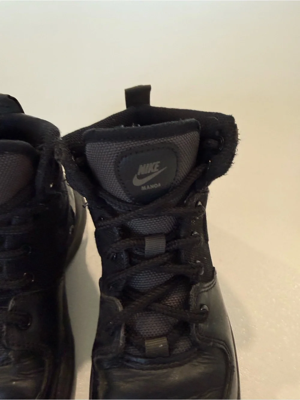 Nike manoa black